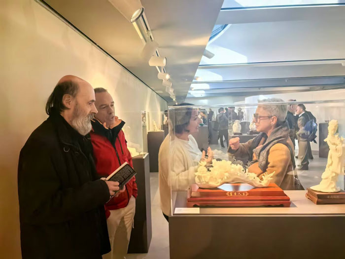 人民艺术 |  白瓷之路——从德化到古比奥艺术展在意大利开幕 以陶瓷为媒深化文明交流互鉴