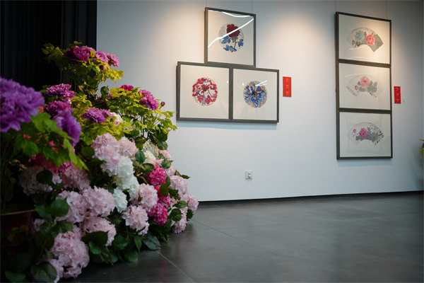 人民艺术 |  “时代芳华”牡丹主题中国画扇面作品展在京开幕