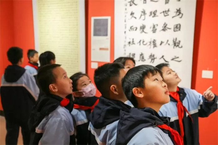 人民艺术 |  洛阳市君河湾小学走进洛阳美术馆开展美术访学活动