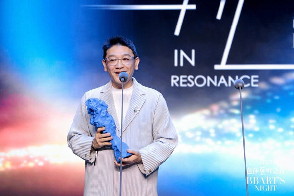 人民艺术 |  艺术与科幻的巅峰对话：贾伟KK荣获芭莎艺术大奖，作品《涅槃》获卡梅隆盛赞！