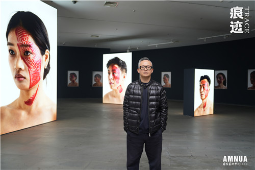 人民艺术 |  杨烨炘：每个人的一生，脸上都留着几个抹不掉的“鞋印” 