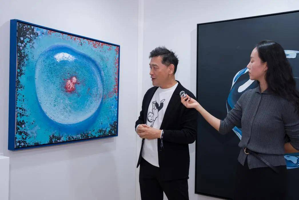 人民艺术 | 贾伟KK携“如花”系列亮相法国巴黎卢浮宫，东方治愈美学对话国际艺术现场 